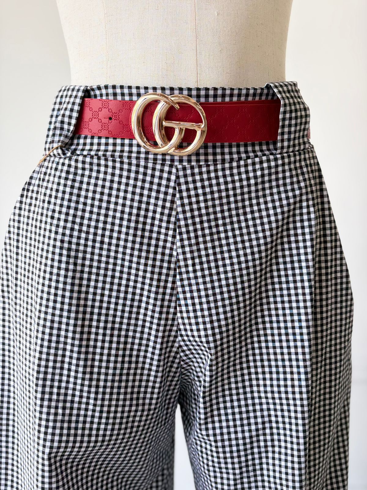 Pantalón cuadros negro con blanco.