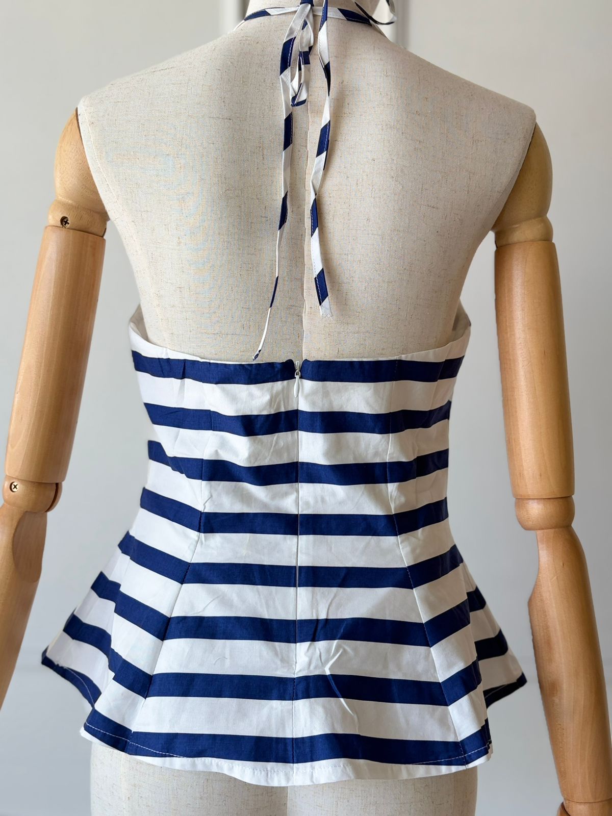 Blusa rayada azul con blanco.