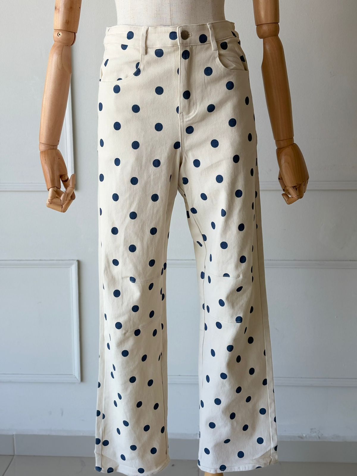 Pantalón blanco con puntos azul.