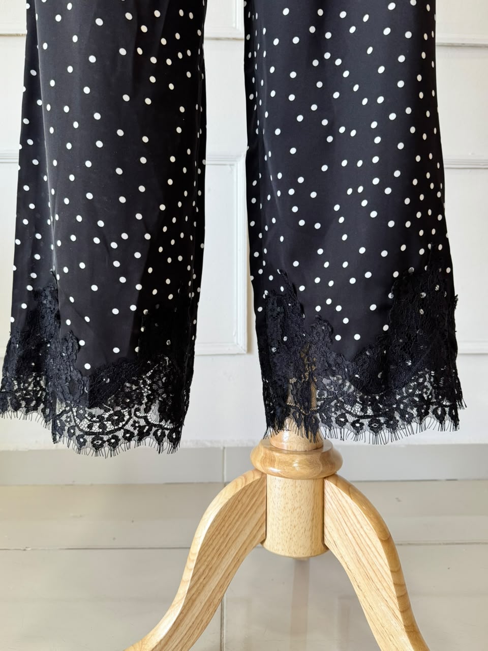 Pantalón polka dots con encaje