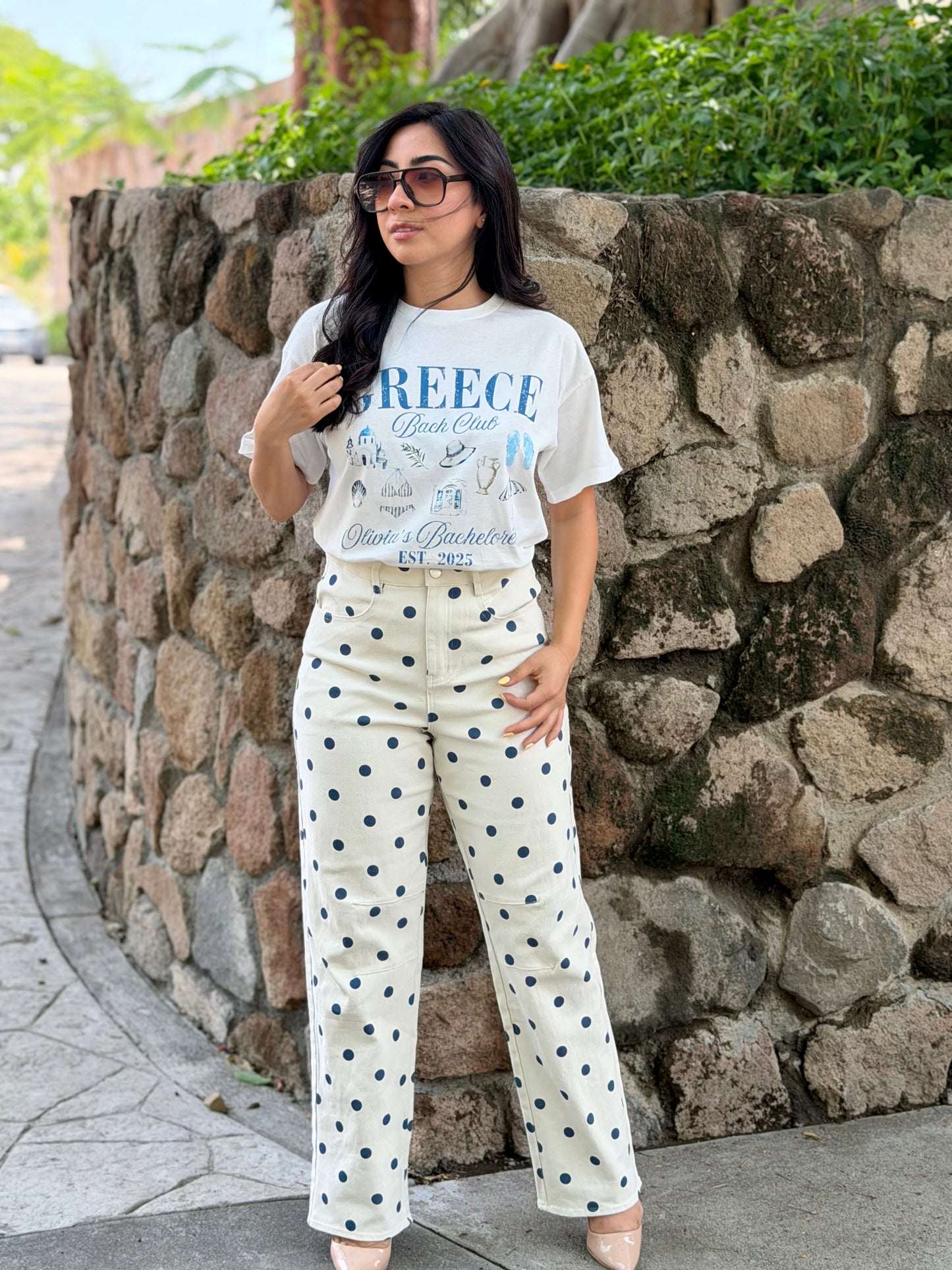 Pantalón blanco con puntos azul.
