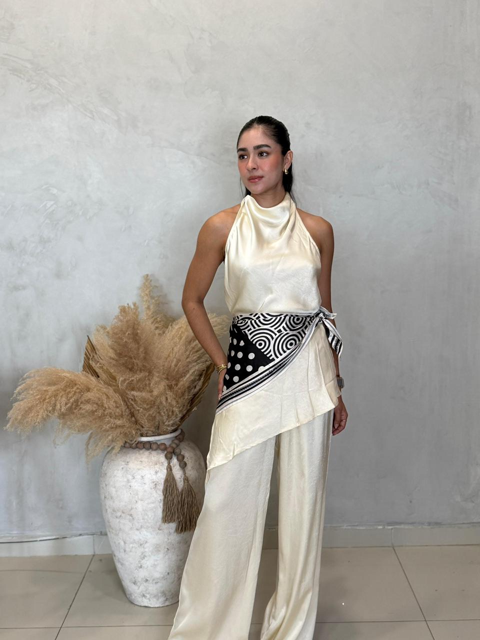 Set de satín con pañuelo