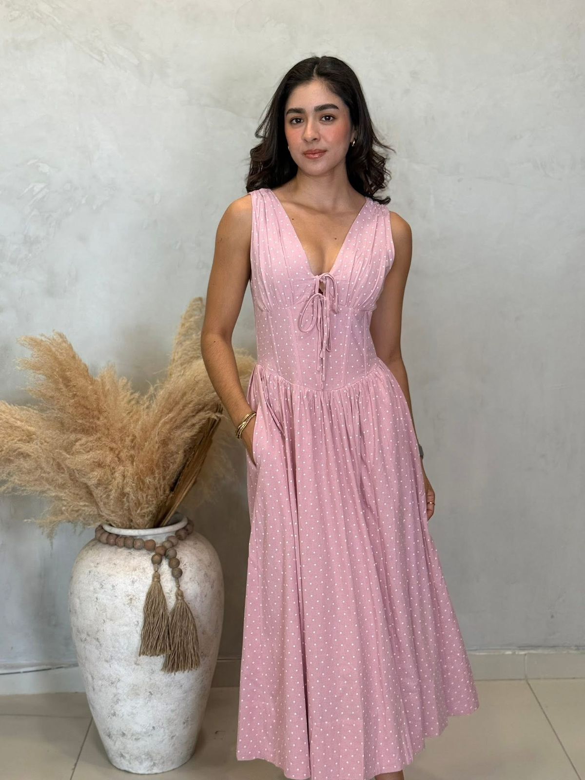 Vestido rosa con puntos blancos.