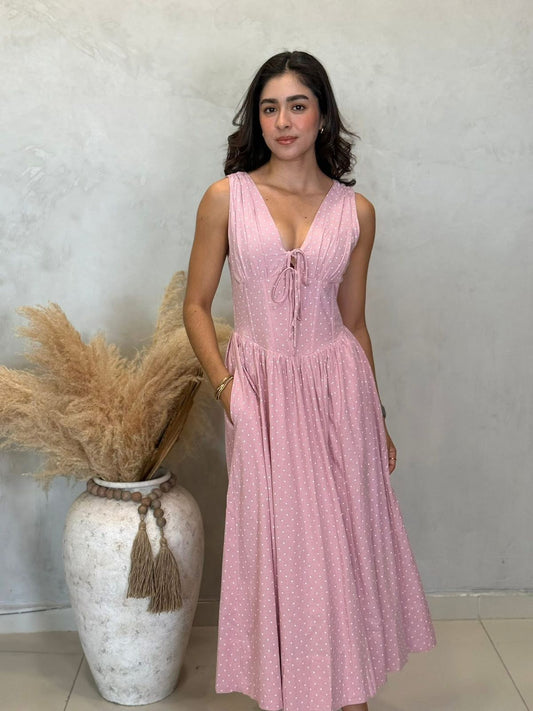 Vestido rosa con puntos blancos.