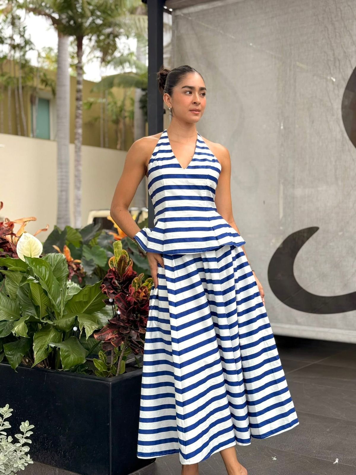 Blusa rayada azul con blanco.