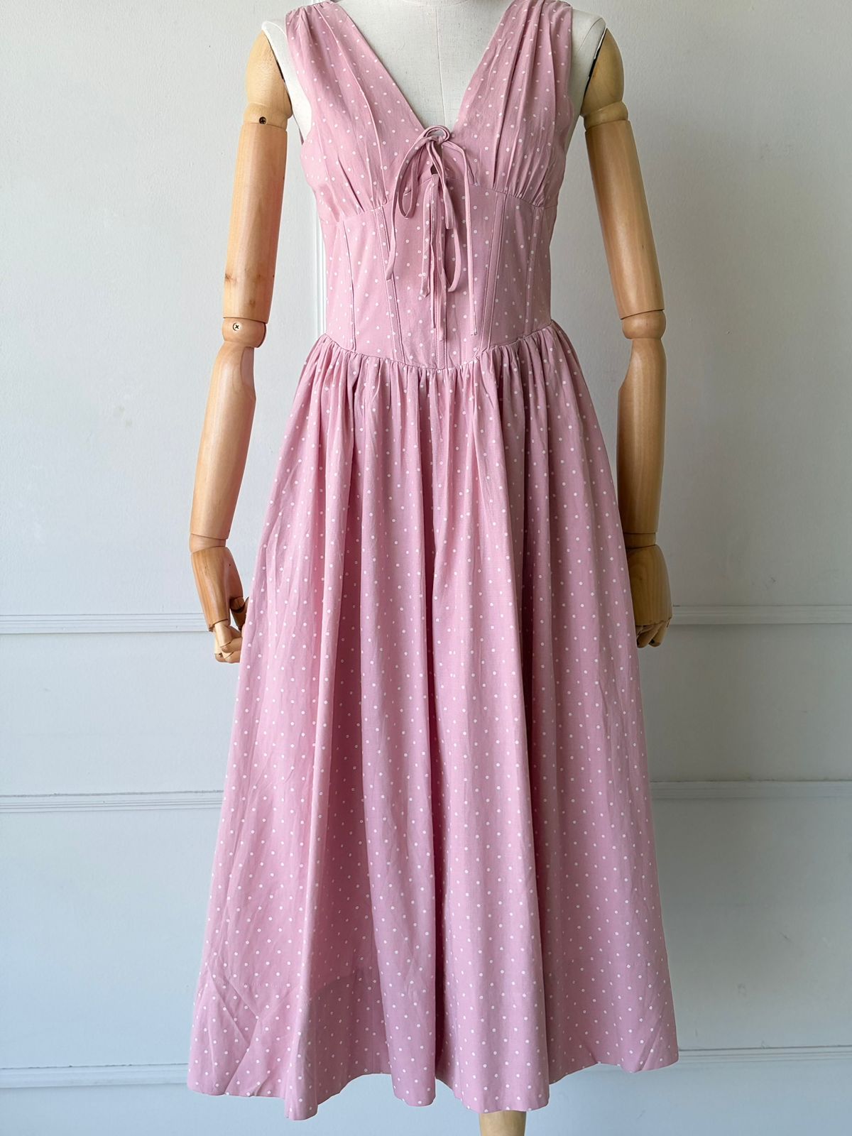 Vestido rosa con puntos blancos.