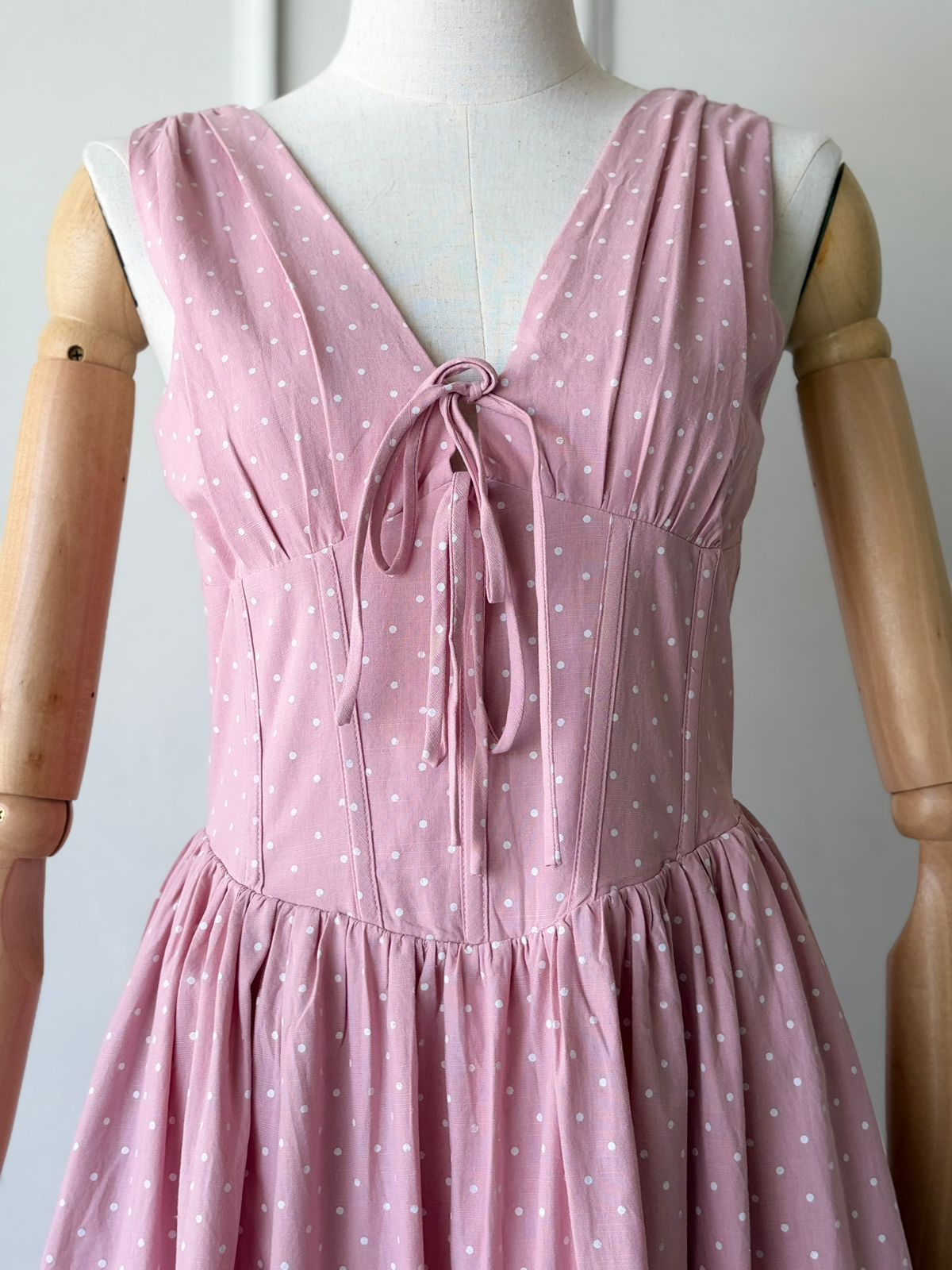Vestido rosa con puntos blancos.