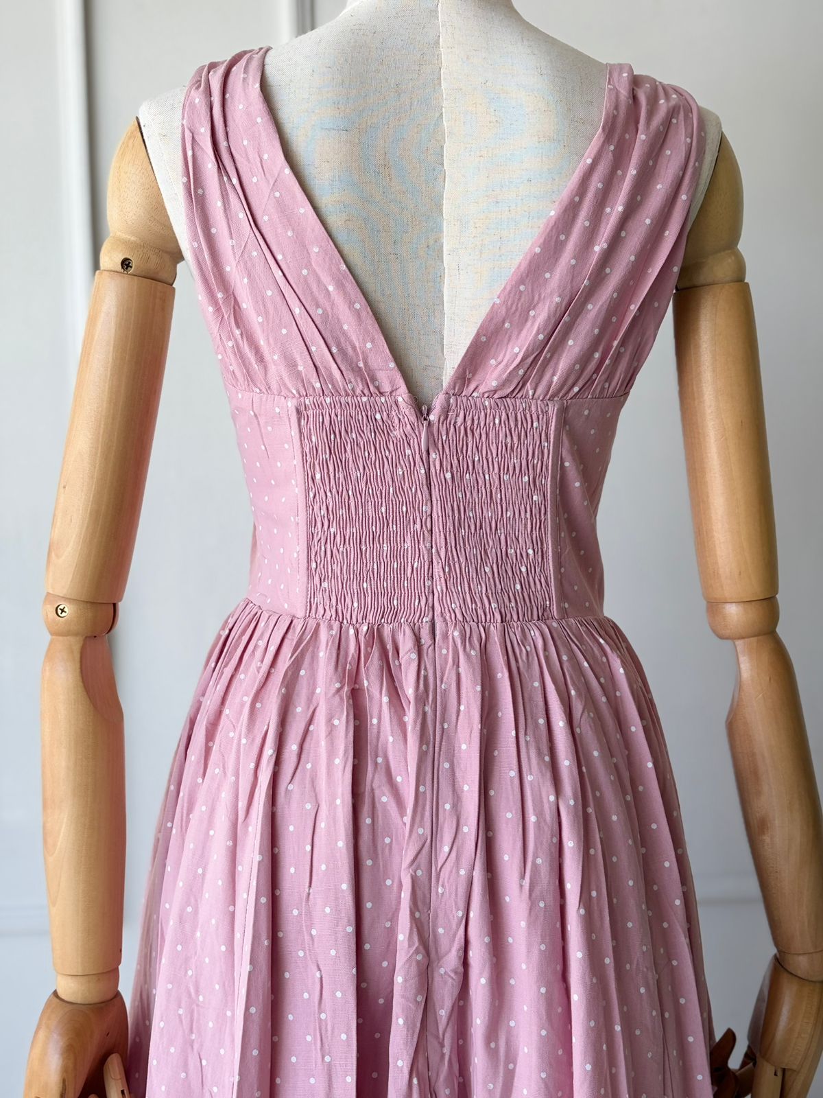 Vestido rosa con puntos blancos.