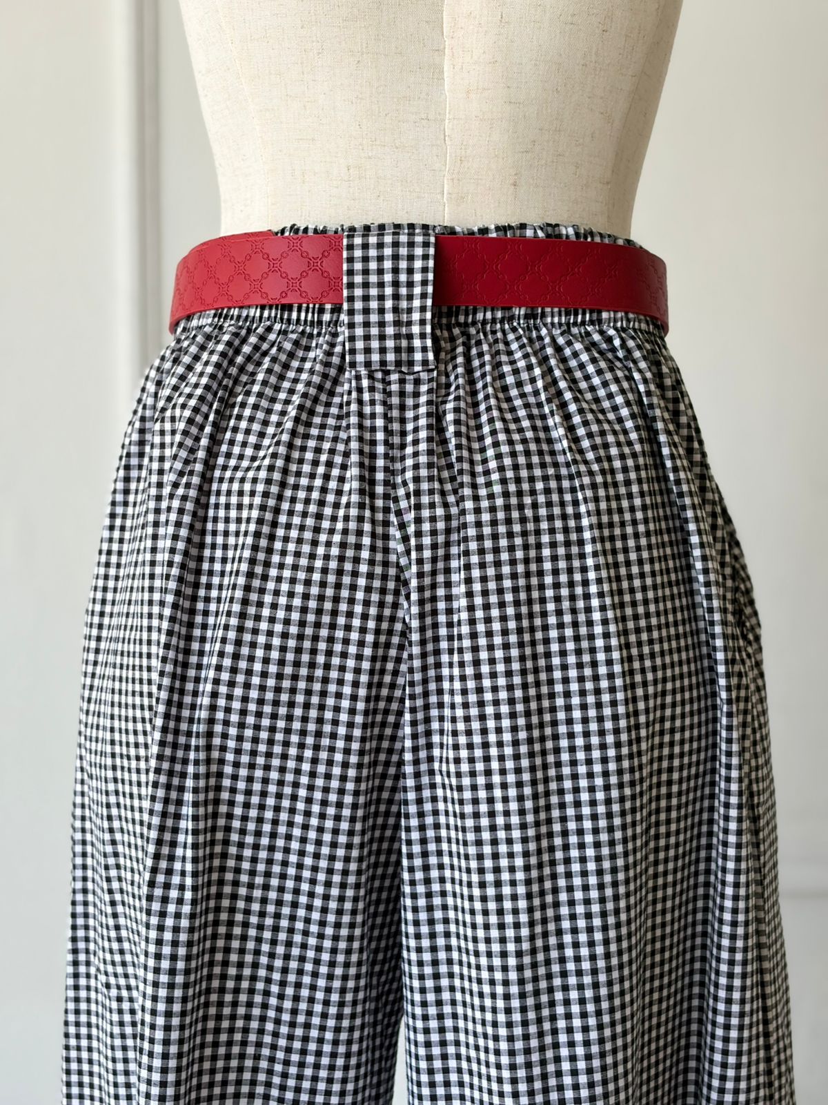 Pantalón cuadros negro con blanco.