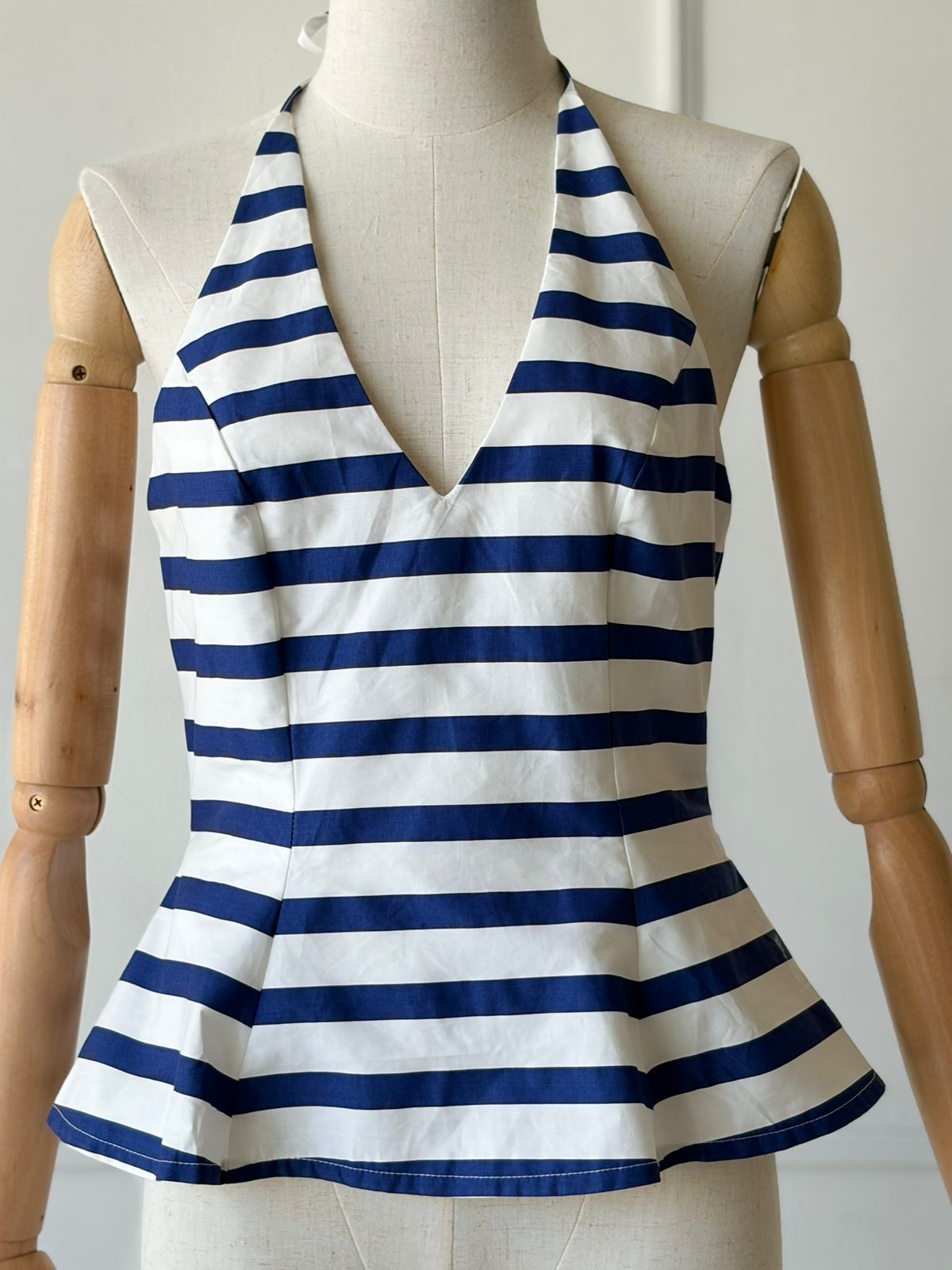 Blusa rayada azul con blanco.