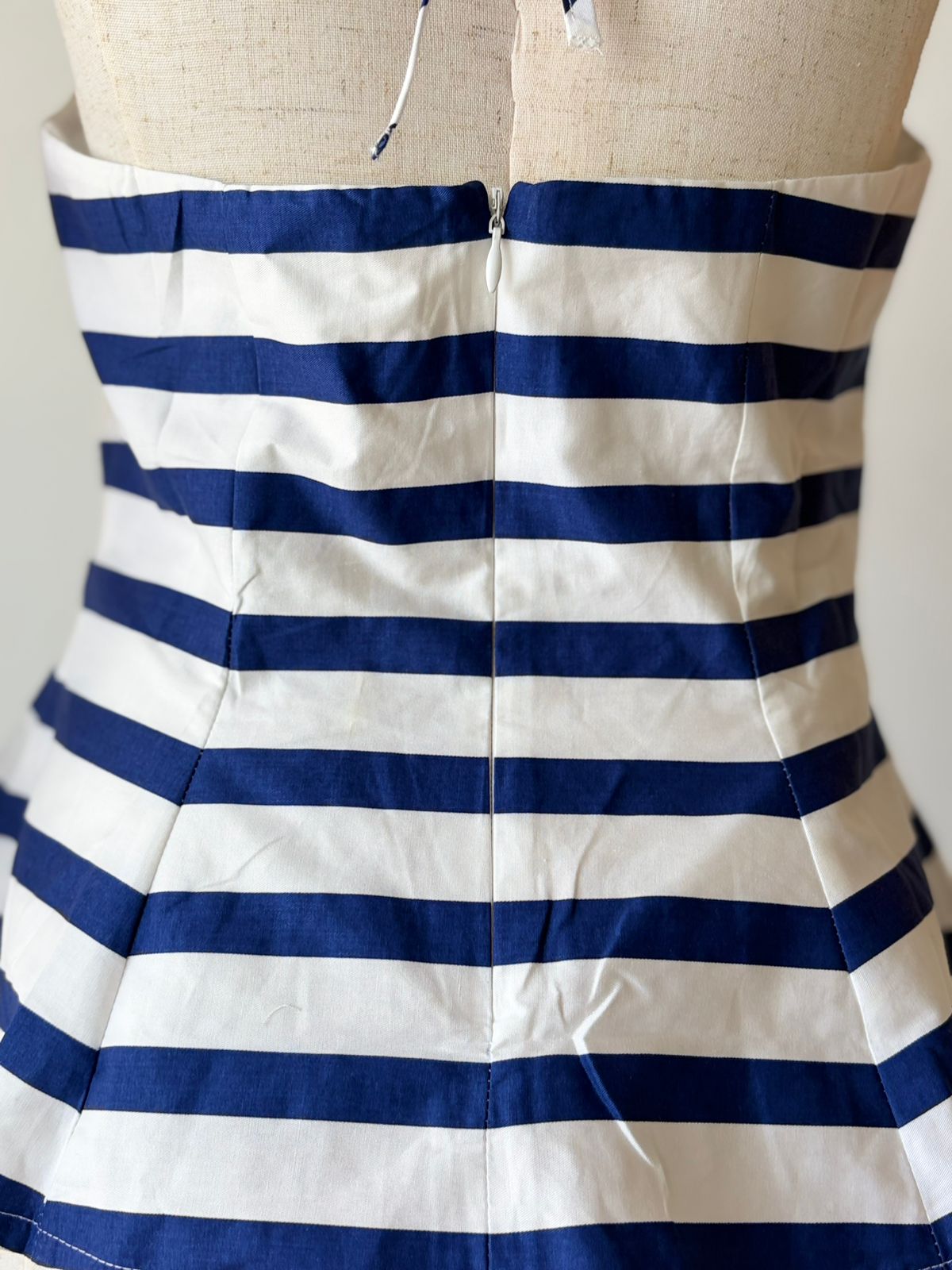 Blusa rayada azul con blanco.