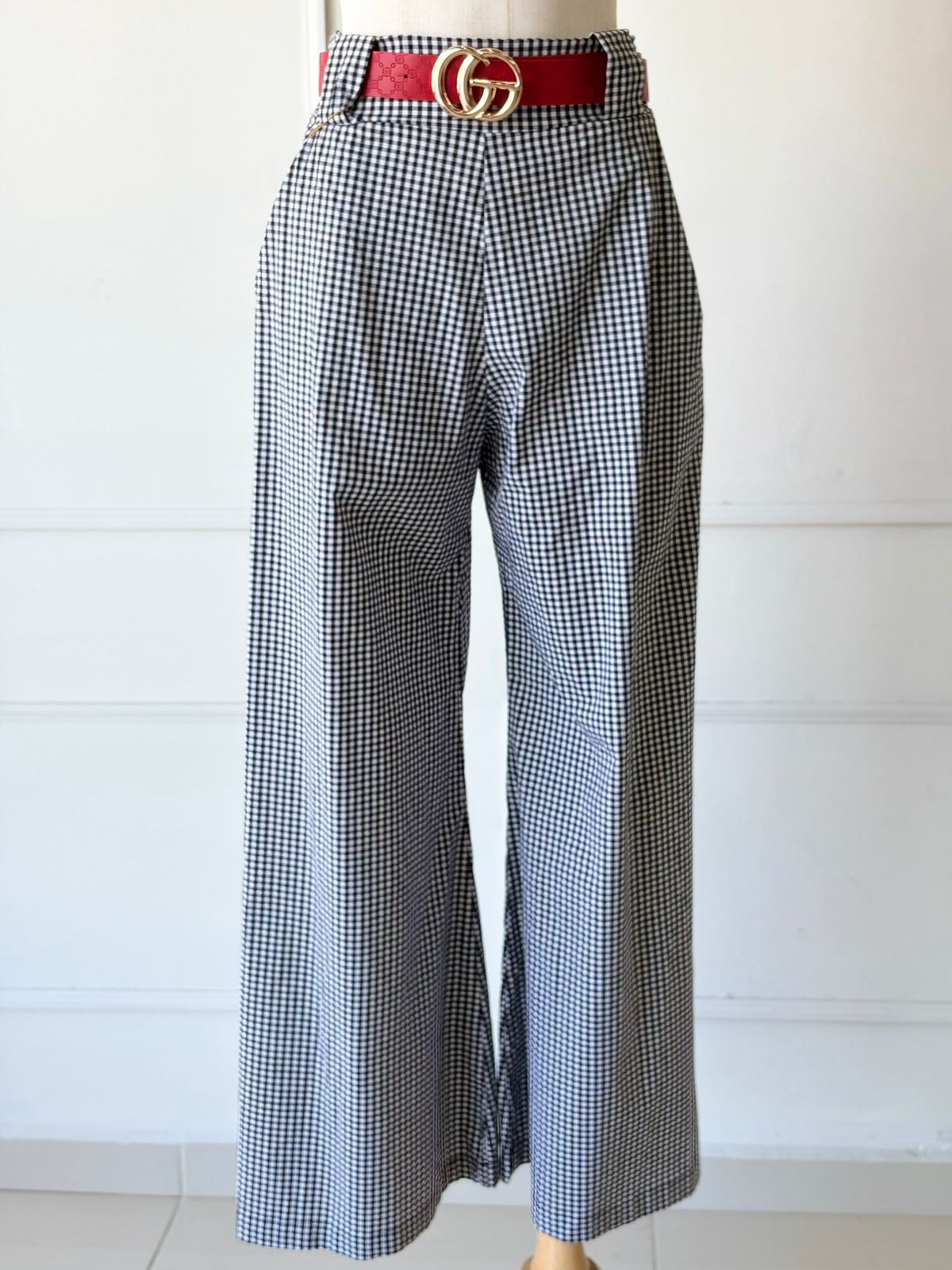 Pantalón cuadros negro con blanco.