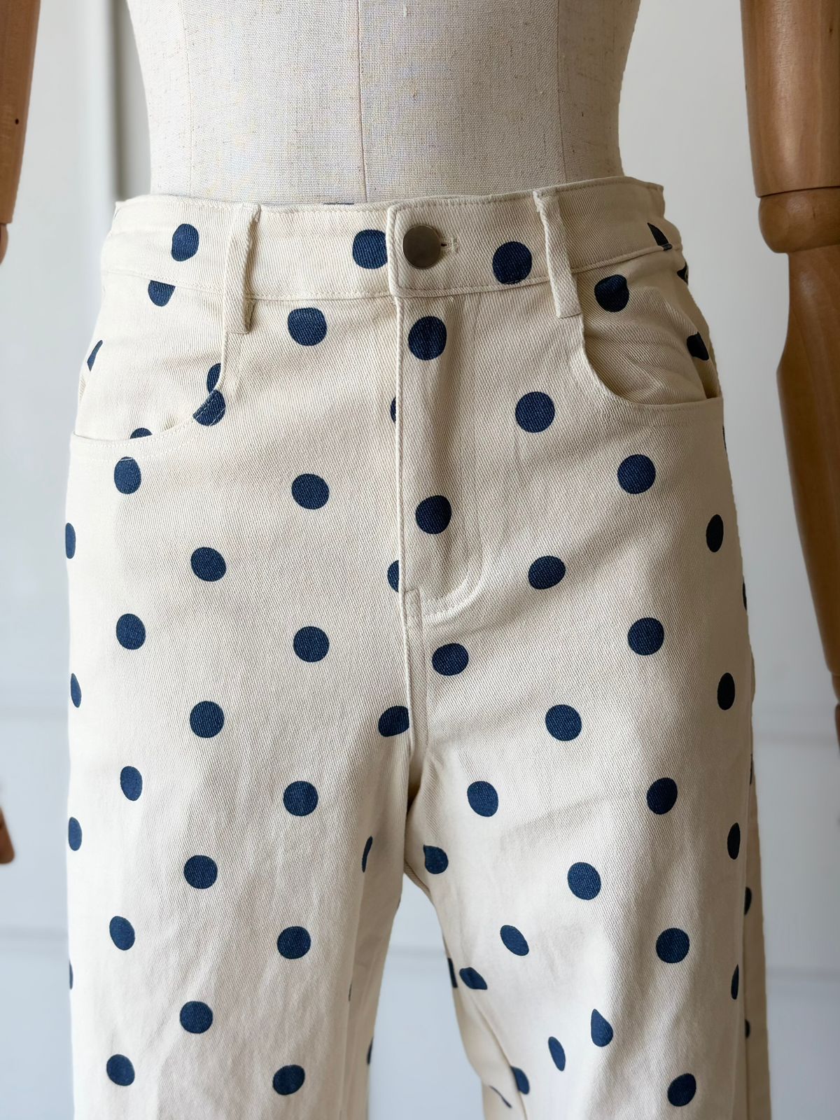 Pantalón blanco con puntos azul.
