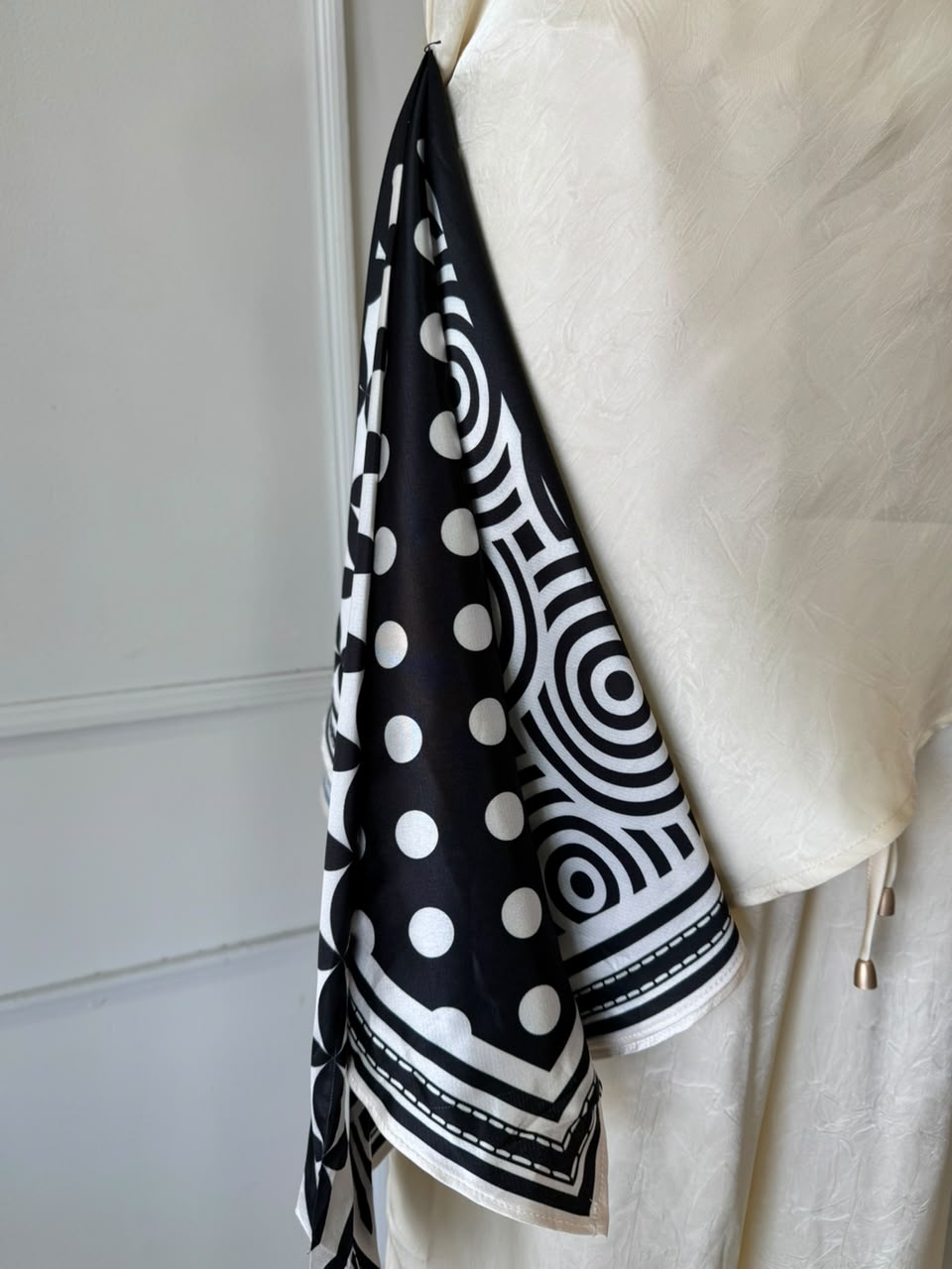 Set de satín con pañuelo
