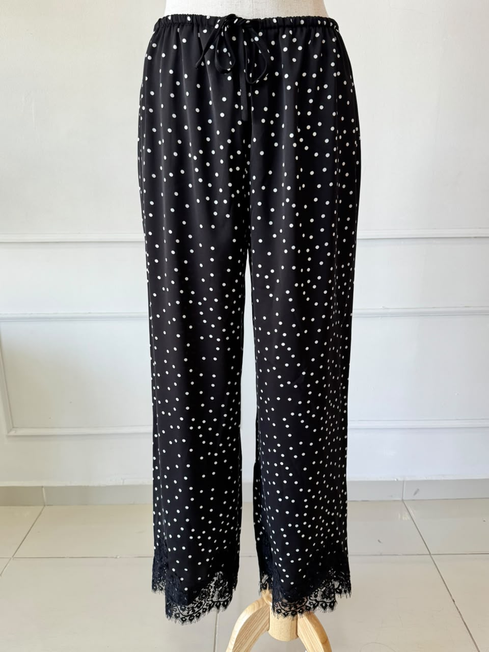 Pantalón polka dots con encaje